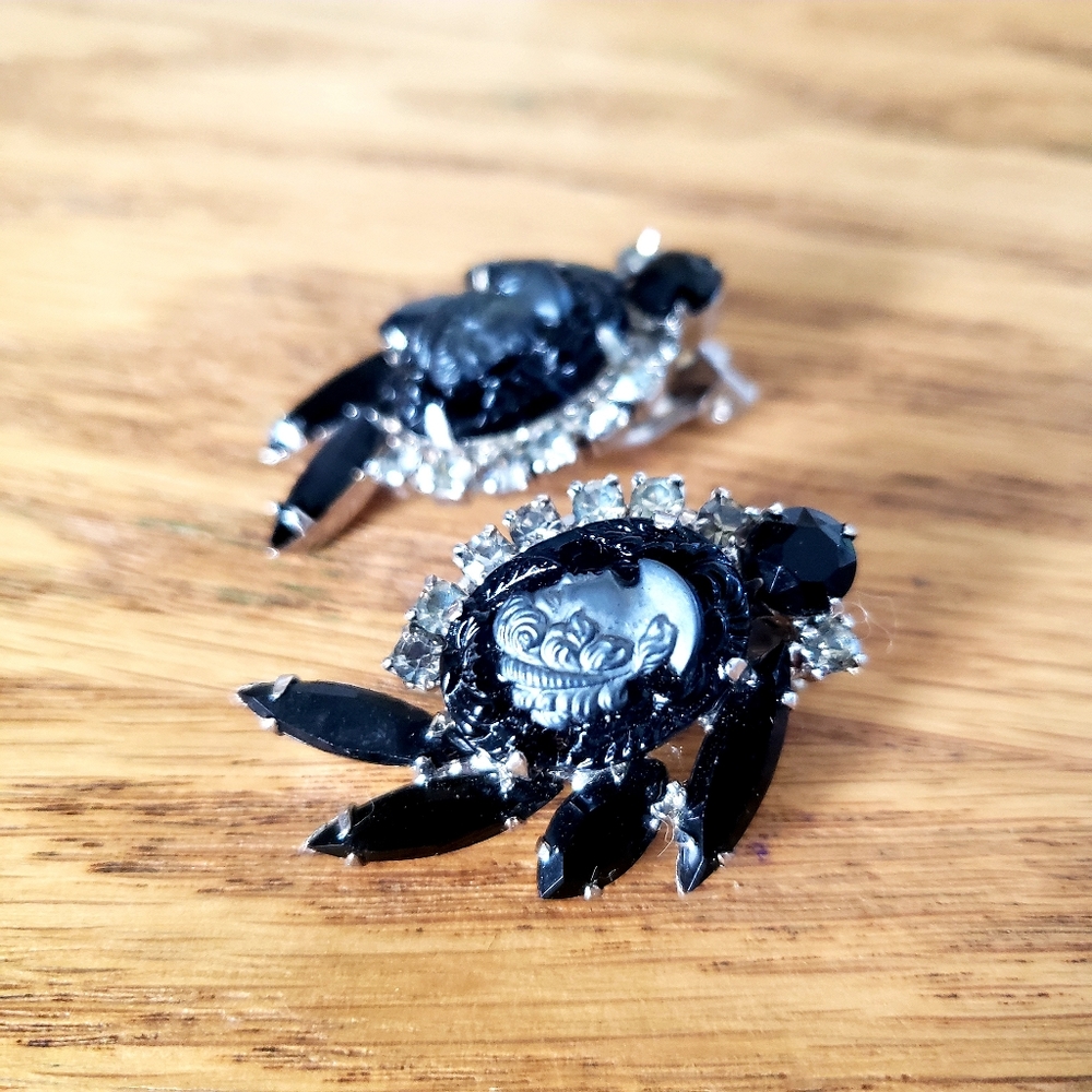 Black cameo clip on earrings